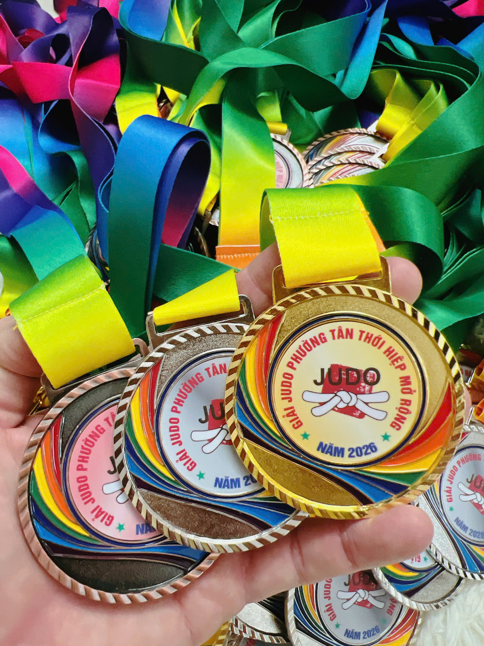 Huy chương kim loại hoa văn